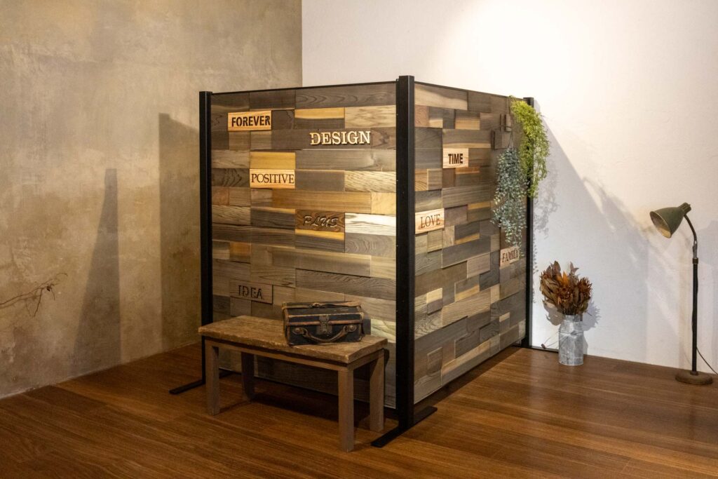 部屋のコーナーにオシャレな木製パーテーションをL字型に置いてつくるおひとり様専用空間。