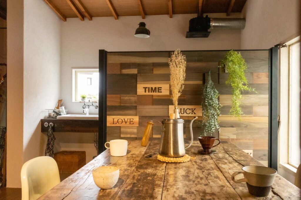 ダイニングテーブルとキッチンを上品に区切るオシャレな木製パーテーション