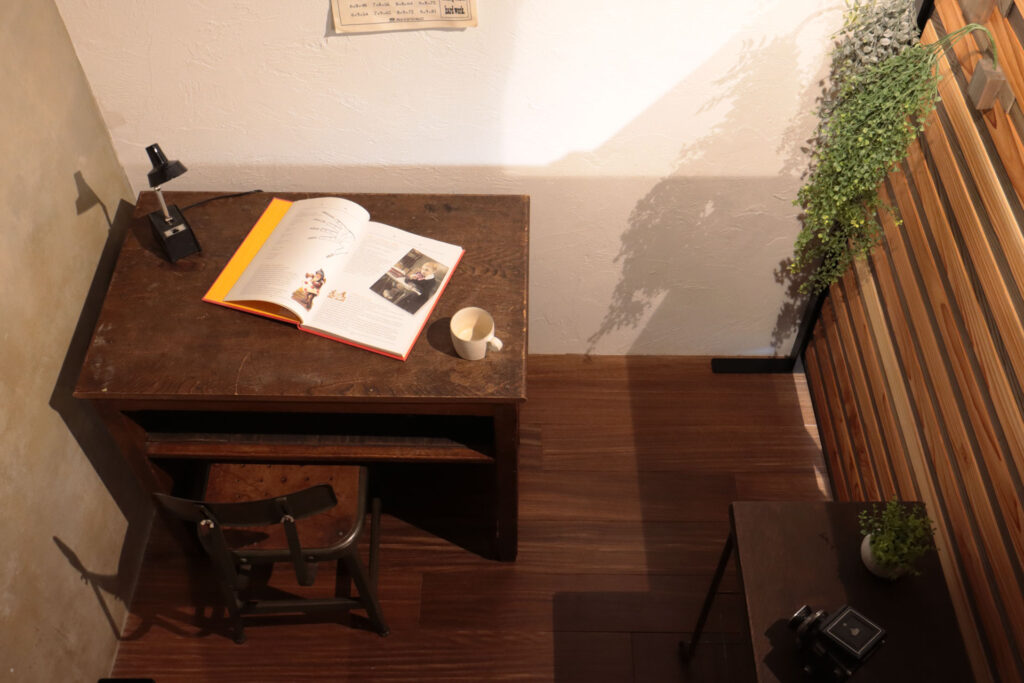 部屋のコーナーにオシャレな木製パーテーションをL字型に置いてつくるおひとり様専用空間。