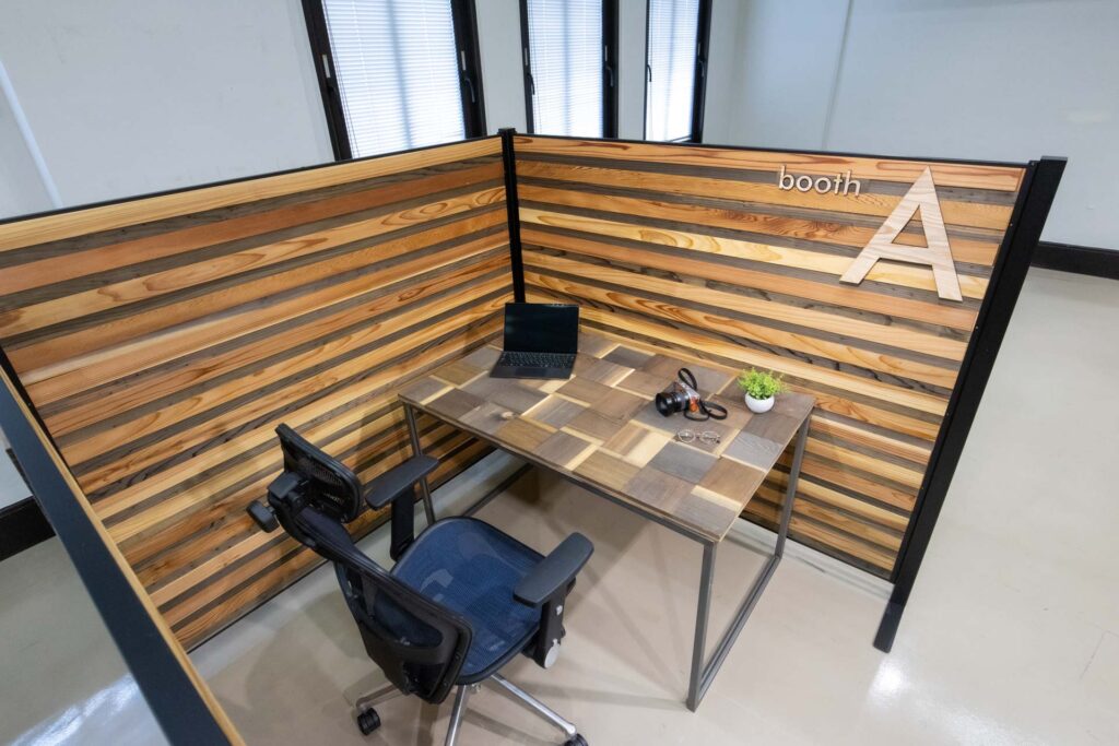 木製のパーテーションでできたオシャレなオフィス用個人ブース