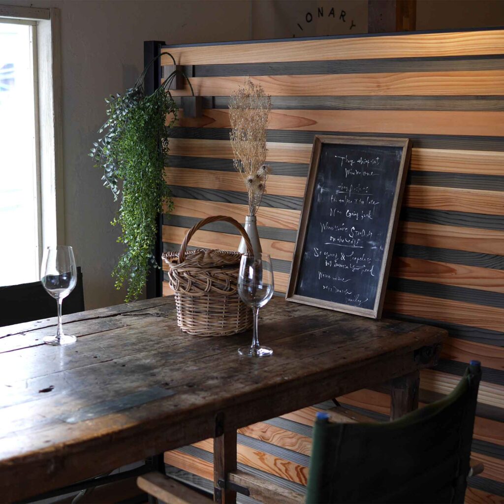 カフェのテーブル席を上品に仕切るオシャレな木製パーテーション